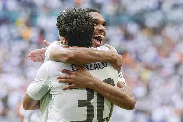 MIAMI (United States), 01/07/2025.- Gonzalo Garcia of Real Madrid celebrates scoring the 1-0 goal with his teammate  lt;HIT gt;Trent lt;/HIT gt;  lt;HIT gt;Alexander-Arnold lt;/HIT gt; during the FIFA Club World Cup 2025 match between Real Madrid CF and Juventus FC, at Hard Rock Stadium in Miami, Florida, USA, 01 July 2025. (Mundial de Fútbol) EFE/EPA/CRISTOBAL HERRERA-ULASHKEVICH