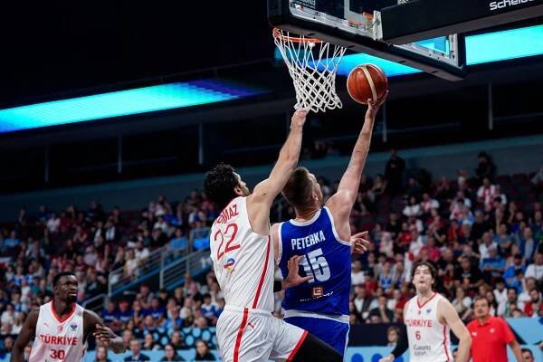 Děsivý počet faulů zničil šance českých basketbalistů