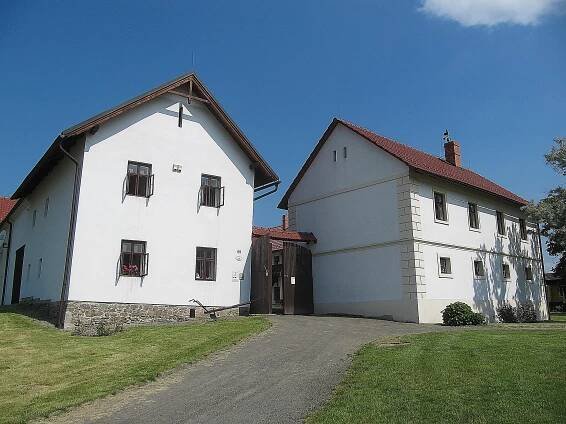 Soubor:Hynčice (Vražné), rodný dům G. Mendla.jpg
