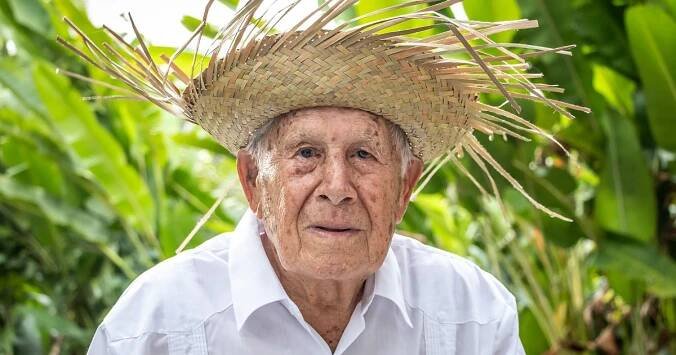 Puerto Rican centenarian is one of the last WWII veterans — and he's telling his story