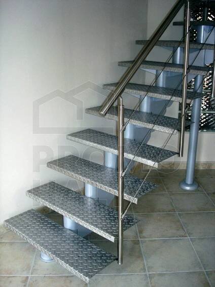 Páteřové schodiště s nerezovými nášlapy