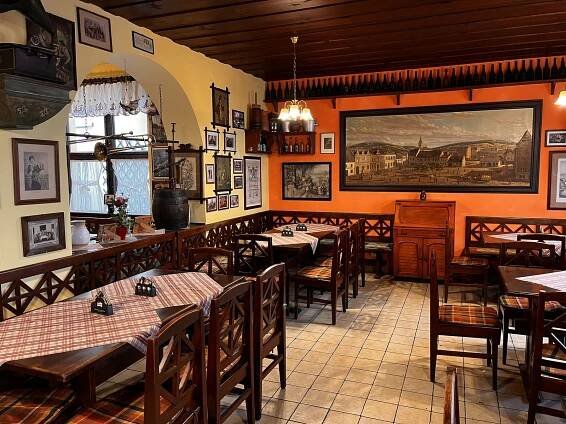 Unikátní atmosféra, dobré pivo. Hospůdku U Kovárny si oblíbily i známé osobnosti