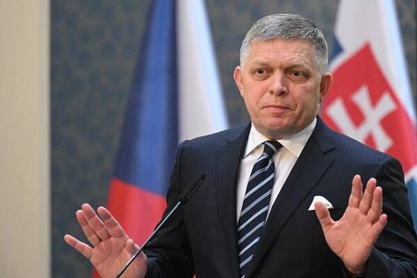 Výroky o narušených vztazích chtěly dávku drzosti, píše list o Ficově návštěvě Česka