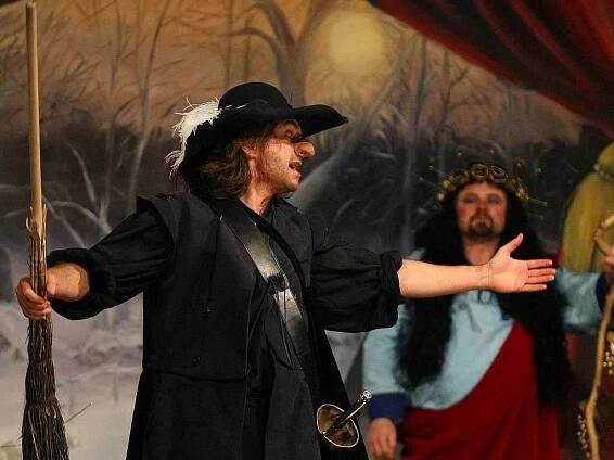 Herci Městského divadla Zlín nazkoušeli pod režijním vedením Petra Veselého hru Cyrano z Bergeracu. Premiéra bude v sobotu 17. 9. v 19:00. Snímky pocházejí z 14. října, z jedné z posledních zkoušek.