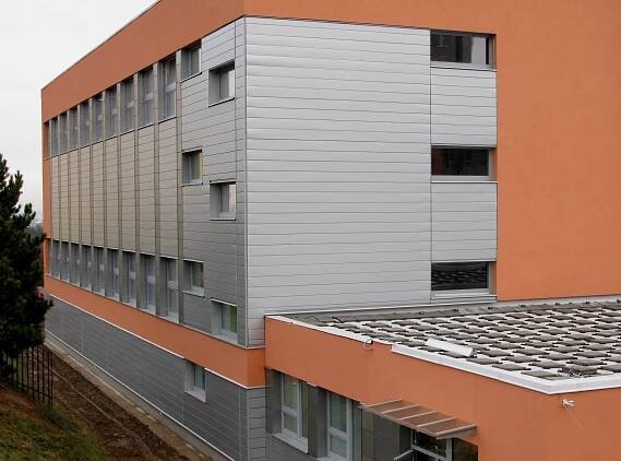 Plechová fasáda z kazet a lamel - Praha, Mendelova | Hipos s.r.o.