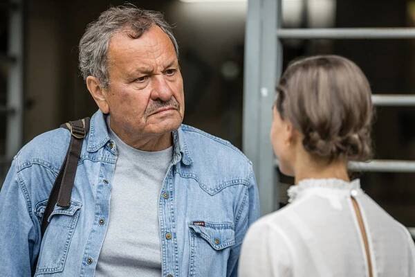 FOTO: Kapitán Dítě (Miroslav Krobot) je povahou hráč, potřebuje výzvu, vzrušení, chce zažívat napjaté situace. – stránka 31