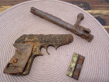 Pistole Walther + závěr Mauser + nábojové pásky - vše kopané - od 1,-