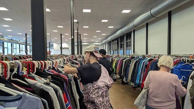 Second hand na Černé louce. Firma Marwil přivezla tisíce kusů použitého oblečení