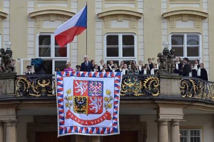 Na Pražský hrad se vrátila standarta, kterou umělci vyměnili za rudé trenýrky
