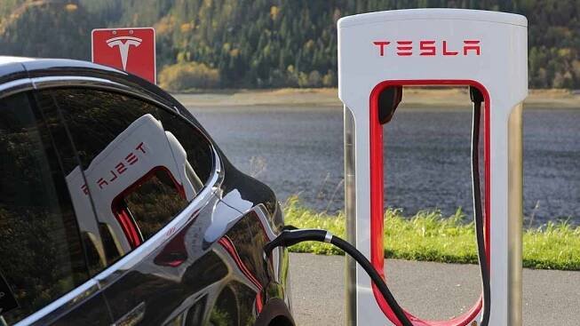 Nabíjení elektromobilů Tesla. Ilustrační foto.