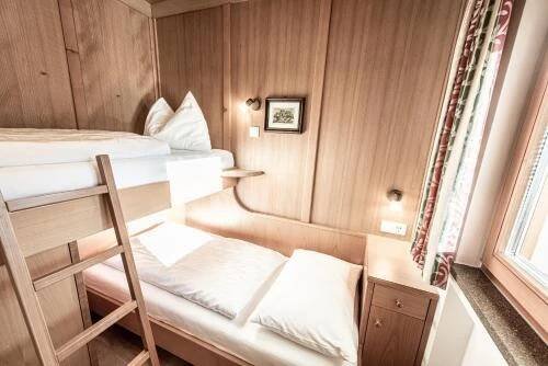 Postel nebo postele na pokoji v ubytování Aparthotel Kastel Seiser Alm