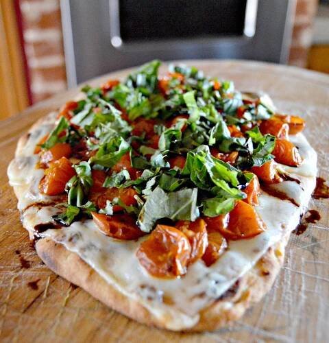 Simple Margherita Flatbread Pizza - yoursassyself.com