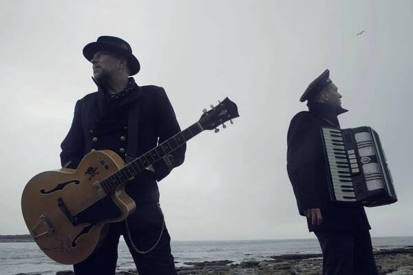 Všichni moji hrdinové chodí v černém, zpívají londýnští Folk Grinder