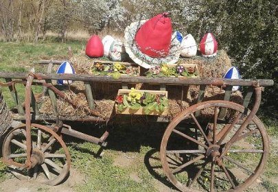 Kroje, zvyky i kožichy. Velikonoce v maďarské vesničce Hollókő, zná ji i UNESCO