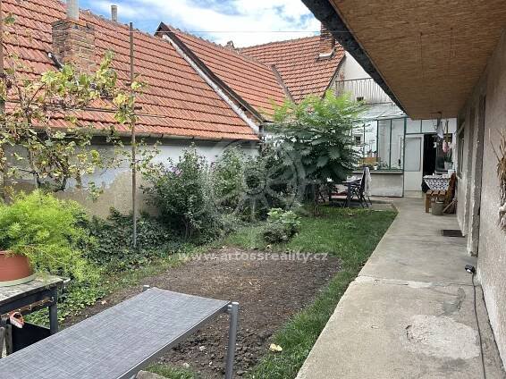 Prodej rodinného domu 4+1 se zahradou - Hrušky | ARTOSS realitní kancelář, s.r.o.