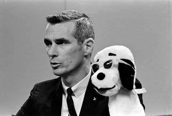 File:Apollo 10 Cernan and Snoopy at news conference.jpg - Wikimedia Commons