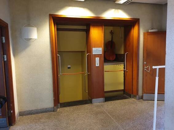 Paternoster, víte jak funguje tajemný výtah, který nikdy nezastavuje? Poradíme, kde navštívit nejstarší paternoster v Česku Paternosterlift Oslo 2019 Peter FiskerstrandCCwikimedia