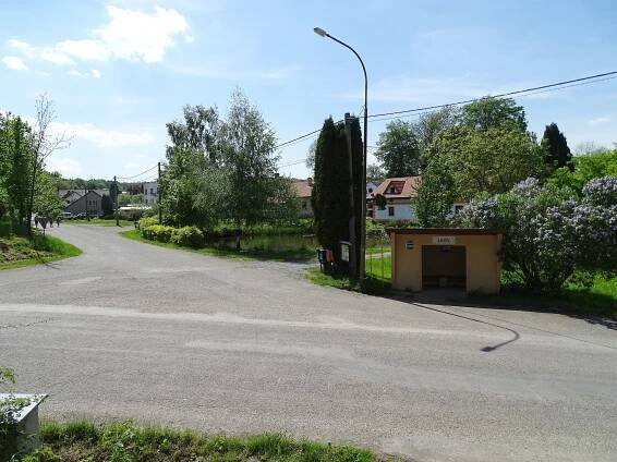 Autobusová zastávka u Rabyňákova rybníka