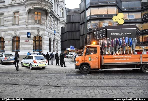Prasklý vodovod v centru Prahy zaměstnal strážníky i policisty | Týdeník Policie