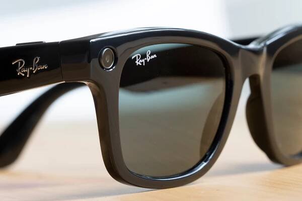 Zuckerbergova Meta chce koupit podíl ve výrobci brýlí Ray-Ban