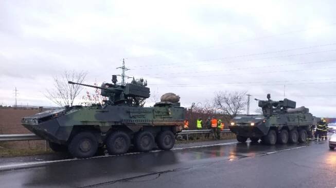 Kolona obrněných pandurů se srazila s osobním autem na dálnici D6. Čtyři vojáci jsou zranění - CNN Prima NEWS