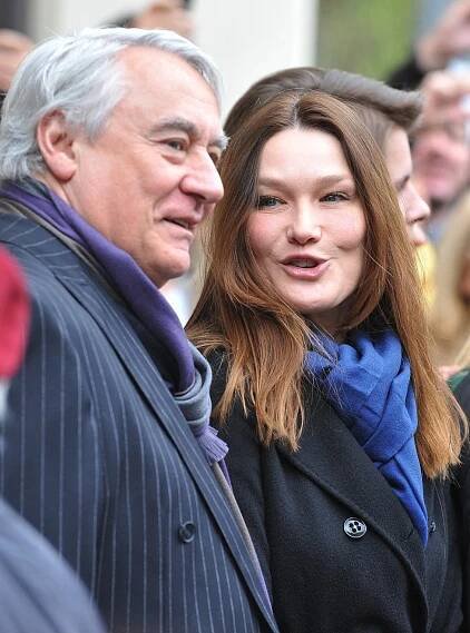 Kdo to špulí rty? Carla Bruni i kačera strčí do kapsy!