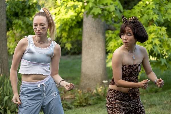 PEN15 - Posh - Z filmu - Anna Konkle, Maya Erskine
