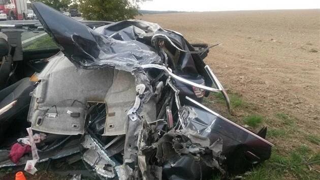 V audi poblíž Maloviček zemřel 21letý řidič. Srazil se s kamionem