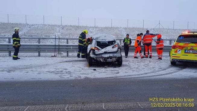 Černé předpovědi meteorologů se naplnily. Silnice jsou extrémně kluzké a v kraji bourá velké množství vozidel
