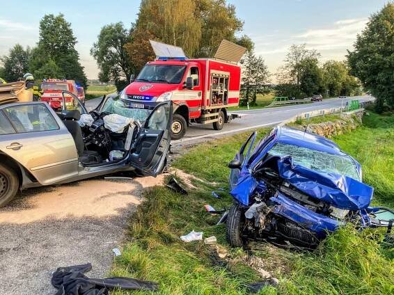 Tragická nehoda u Českých Budějovic: Střet dvou aut nepřežili tři lidé