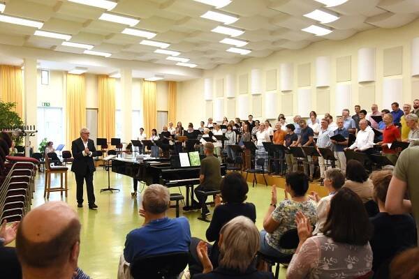 "Mitmischen"-Aktion des BR am 4. Juli 2023: 30 Laien, BR-Chor und Howard Arman im Chorsaal im Funkhaus (Foto: Alexander Heinzel)