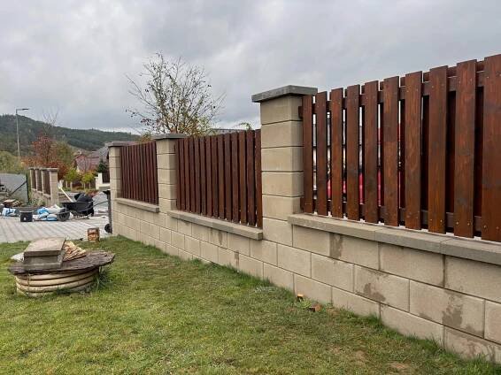 Zděný plot BEST Luneta a dvojité dřevěné výplně ve Starém Plzenci | KKN works