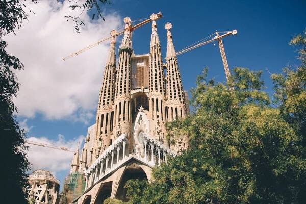Antonio Gaudí y Cornet: *25.6.1852 – †10.6.1926, španělský architekt a výtvarník