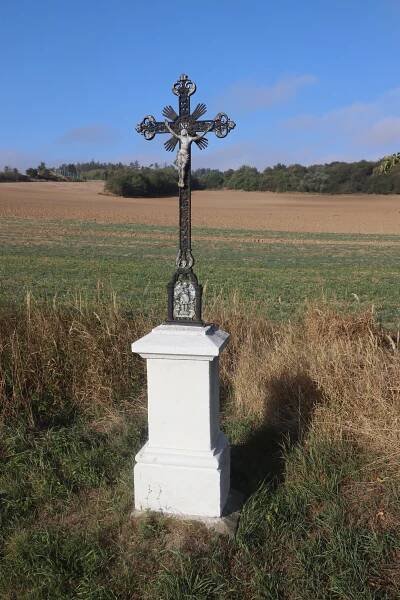Soubor:Overview of wayside cross near road near Mikulovice, Třebíč District.jpg – Wikipedie