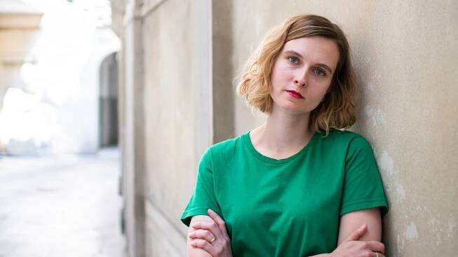 Debut české spisovatelky Vlasákové: Na Zemi přistála koule, levituje, ale nic nedělá