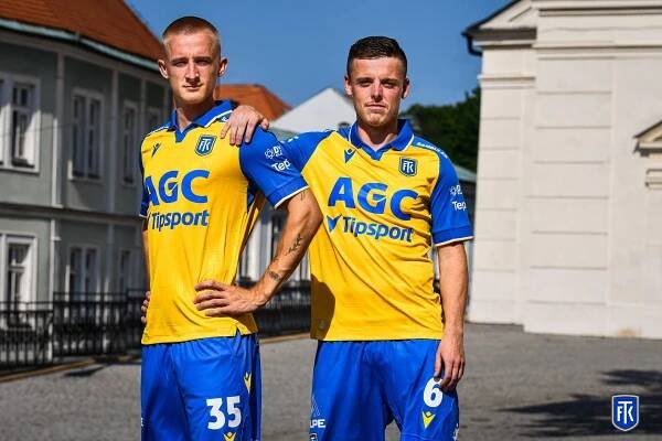 FOTO nových dresů v lize: vzpomínky na mistry, těžební věž i špinavý design Sparty