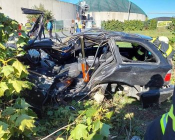 Tragická nehoda BMW na Pardubicku. Foto: HZS
