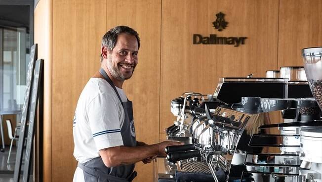 Moritz Bleibtreu bei der Zubereitung an Siebträgermaschine in der Dallmayr Academy