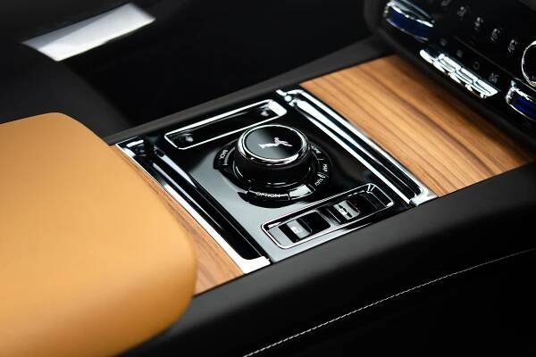 Za volantem elektrického Rolls-Royce. Spectre nešokuje čísly, přesto je výjimečný
