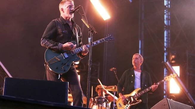 Zpěvák Queens of the Stone Age musí na operaci. Chápeme vaši frustraci, vzkázali fanouškům. Koncert na Colours se ruší - Super.cz