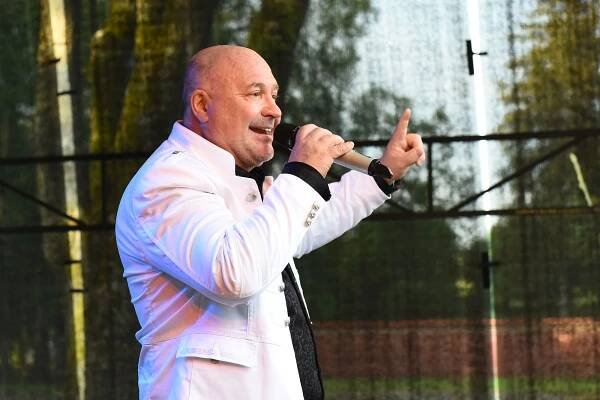 Snesl se z nebe. Michal David přiletěl na mikulášovický koncert vrtulníkem