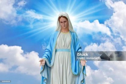 Socha Panny Marie s jasně modrou oblohou a krásnými mraky s abstraktním barevným pozadím a tapetou v Thajsku. - Bez autorských poplatků Ježíš Kristus Stock fotka