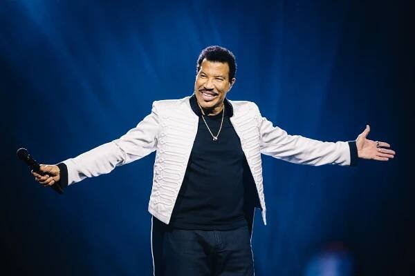 Recenze: Lionel Richie v Praze zpíval hity 80. let