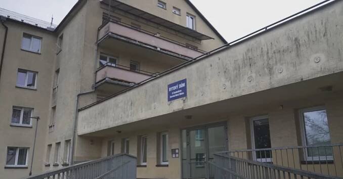 Vražda v karvinském domě pro seniory. Útočník zardousil 83letou ženu, odnesl si peněženku