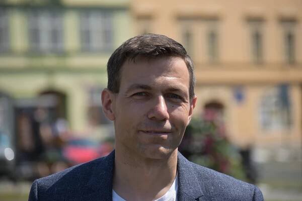 Autostop už netáhne. Lidé ale šetří přírodu i peněženky dál. Při spolujízdě