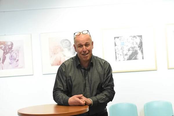 OBRAZEM: Grafik Karel Demel věnoval tři obrazy válkou zasažené Ukrajině