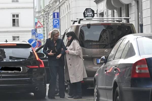 FOTO: Dagmar Patrasová vypadá velmi zničeně. – stránka 60