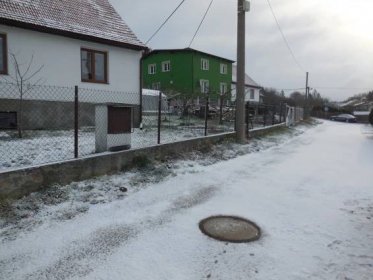 Prudká změna počasí: do Česka se vrátila zima, silnice byly zledovatělé