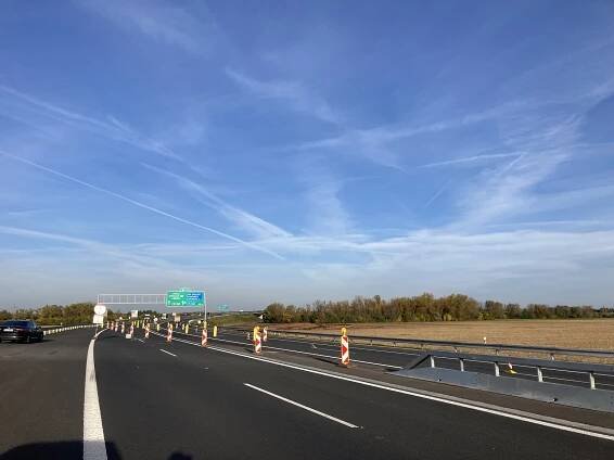 Vadné dilatační spáry. Po necelém roce ŘSD reklamuje úsek D35 Opatovice-Časy