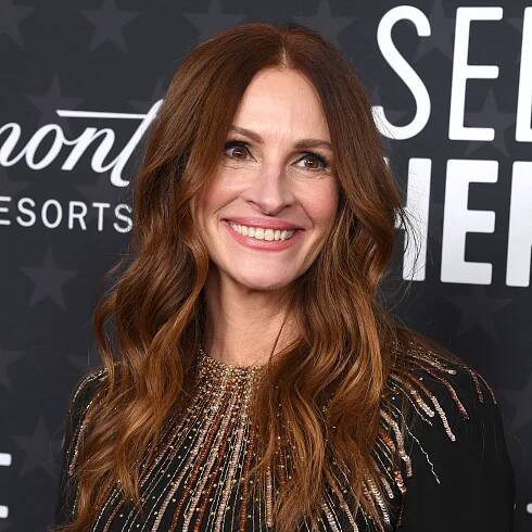 Julia Roberts’s New Blunt Bangs Are a Dramatic Spring Refresh